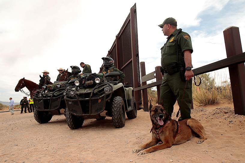 Санта-Тереза, штат Нью-Мексико (США). Пограничники охраняют границу во время возведения нового участка стены с Мексикой