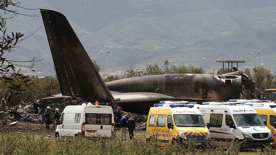 Буфарик, Алжир. Военно-транспортный самолет Ил-76 после крушения, жертвами которого стали более 200 человек