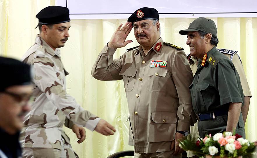 Командующий Ливийской национальной армией Халифа Хафтар (в центре)