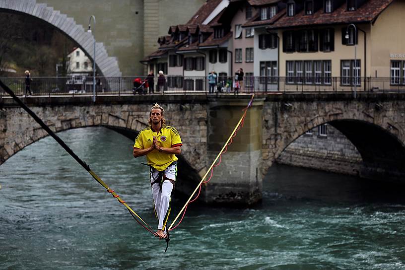 Берн, Швейцария. Канатоходец переходит через реку Аре