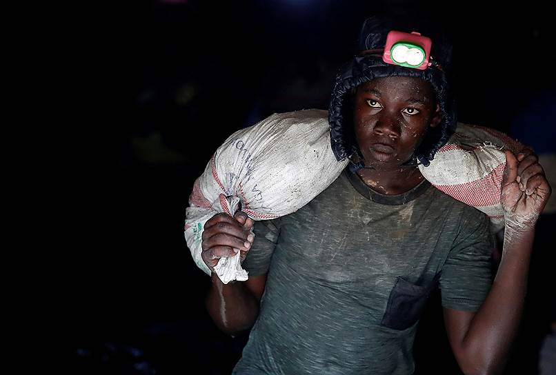 Монгбвалю, Демократическая Республика Конго. Местный житель за работой на золотодобывающей шахте 