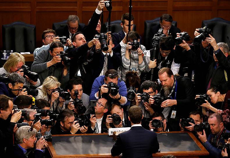 Вашингтон, США. Глава Facebook Марк Цукерберг во время дачи показаний в Сенате