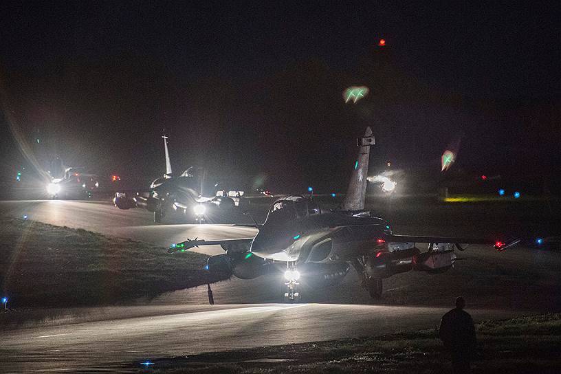 Французский истребитель готовится к авиаудару по территории Сирии