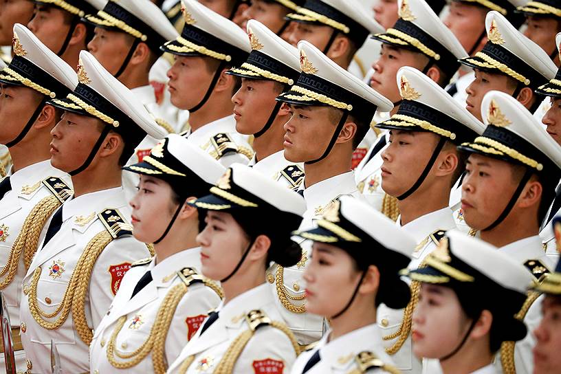 Пекин, Китай. Военнослужащие встречают премьер-министра Нидерландов Марка Рютте