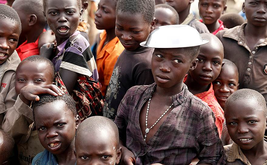 Буниа, Демократическая Республика Конго. Дети в ожидании раздачи гуманитарной помощи
