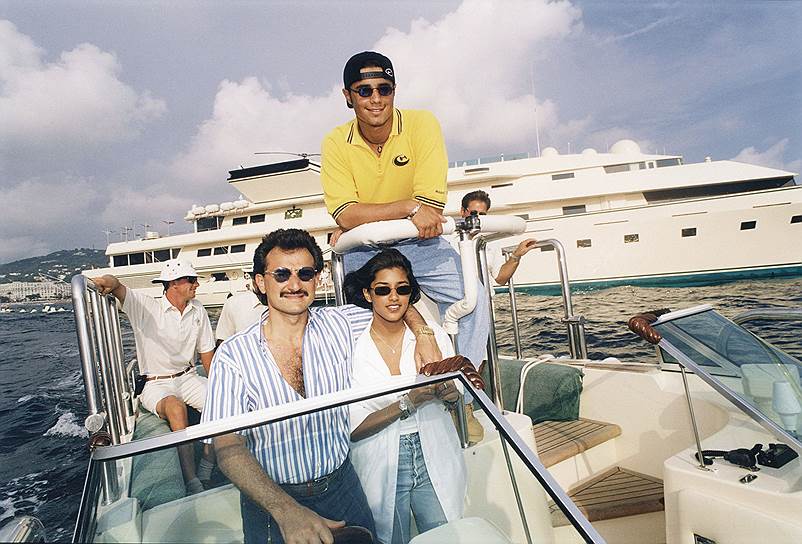 Даже покупая личную яхту, принц аль-Валид показал себя талантливым инвестором. Он приобрел ее по сниженной цене у девелопера Д. Трампа в период падения рынка недвижимости. На фото — принц аль-Валид с сыном Халидом и дочерью Рим