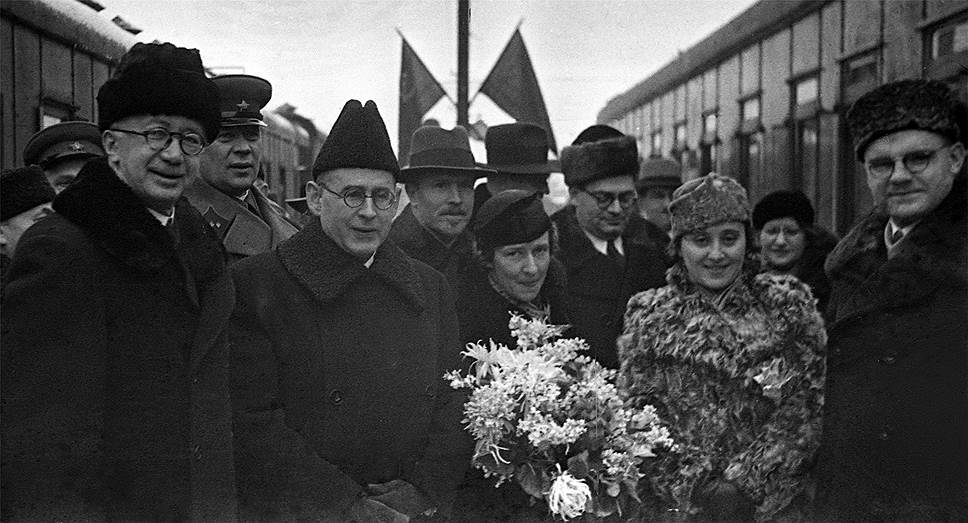 «ХОЛСТИ (на фото — слева, во время встречи на Ленинградском вокзале в Москве). Будучи в феврале 1937 г. в Москве, выразил готовность на далеко идущие соглашения с СССР»
