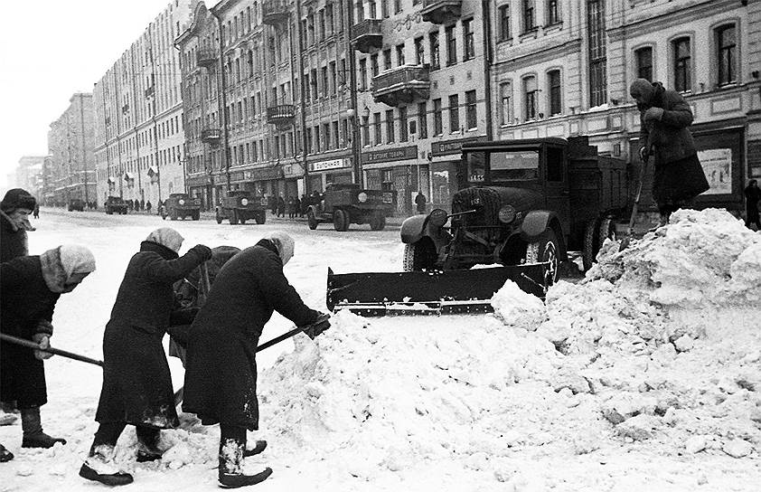 «За невыполнение своих обязанностей дворники подвергаются штрафу» (на фото — уборка снега на улице Горького, Москва, 1943 год)
