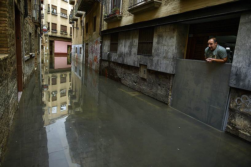 Тудела, Испания. Местный житель наблюдает за паводком 
