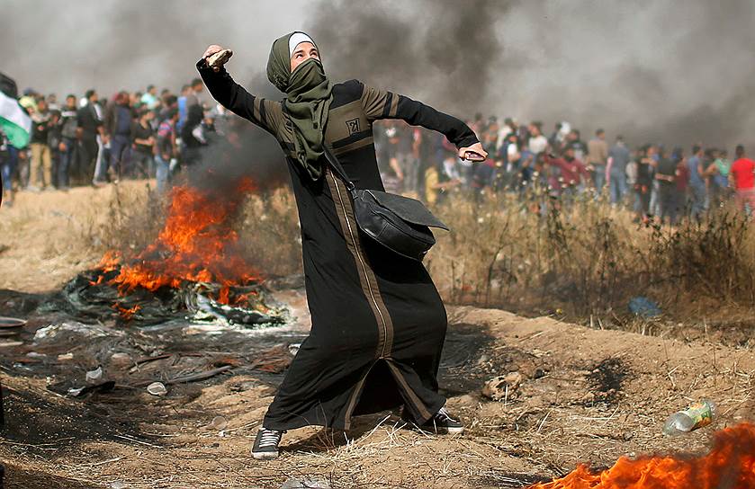 Сектор Газа. Протестующая закидывает израильских военных камнями 