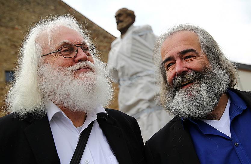 Трир, Германия. Местные жители в образе Карла Маркса позируют на фоне бронзовой статуи немецкого философа и социолога