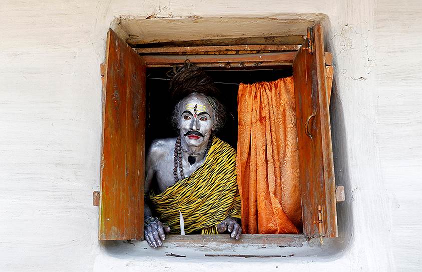 Агартала, Индия. Верующий в образе Шивы 
