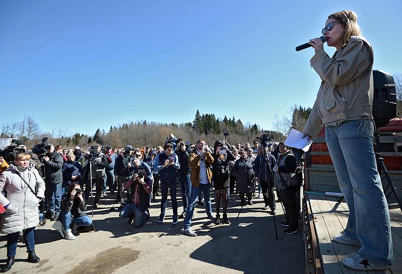 Митинг «За закрытие свалки &quot;Ядрово&quot;» в Волоколамском районе. Телеведущая, общественный деятель Ксения Собчак во время митинга.