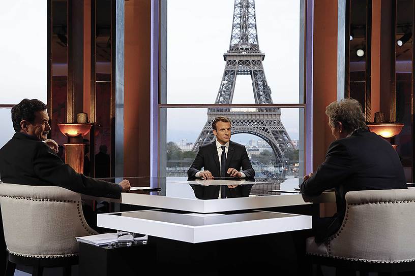 Президент Франции Эмманюэль Макрон (в центре) с журналистами Эдви Пленелем (слева) и Жан-Жаком Бурденом