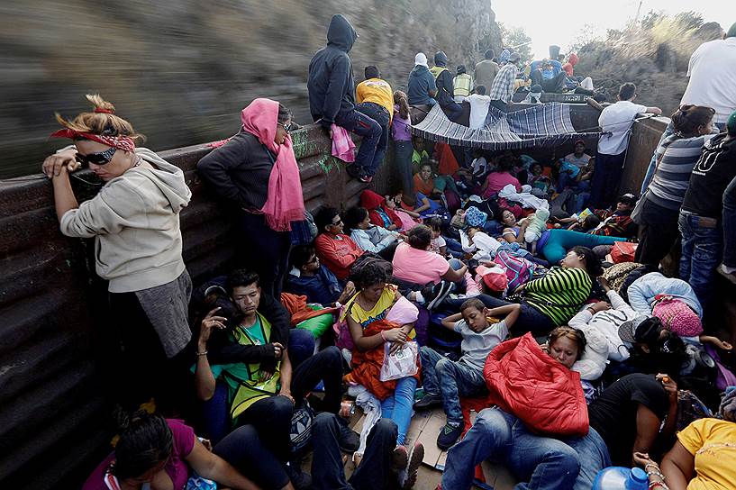 Штат Идальго, Мексика. Мигранты путешествуют в открытом железнодорожном вагоне