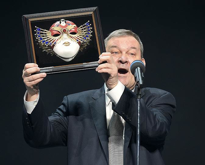 Директор Государственного академического Большого театра России Владимир Урин получает награду в номинации «Лучшая опера/спектакль» за постановку «Билли Бадд»