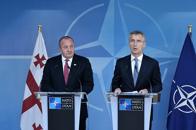 Президент Грузии Георгий Маргвелашвили (слева) и генеральный секретарь Йенс Столтенберг