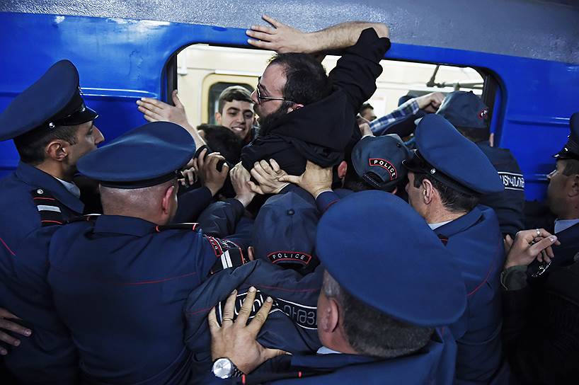 Сотрудники правоохранительных органов разблокируют вагон в Ереванском метрополитене