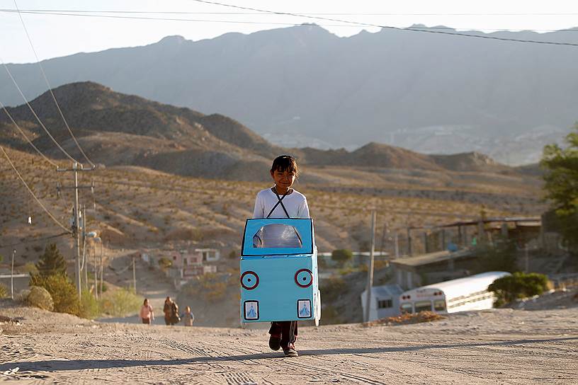Сьюдад-Хуарес, Мексика. Девочка держит машину из картона 