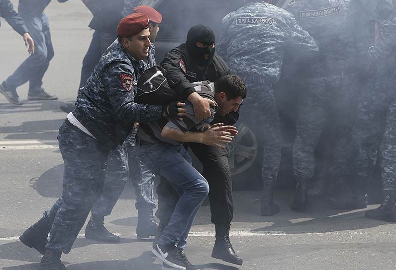 Задержание участника акции протеста в Ереване