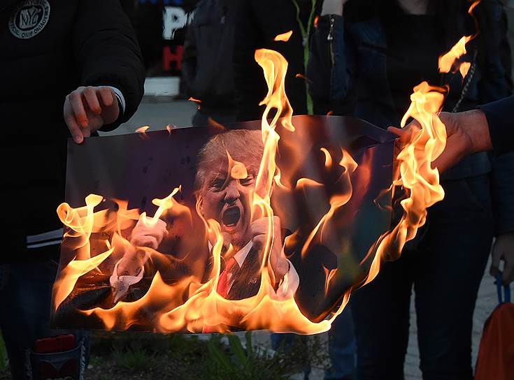 Крым. Активисты молодежных организаций полуострова сжигают портрет Дональда Трампа во время акции протеста против ракетной атаки США в Сирии