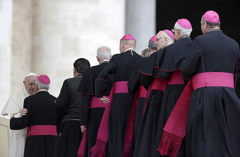 Ватикан. Епископы приветствуют папу римского Франциска в базилике Святого Петра