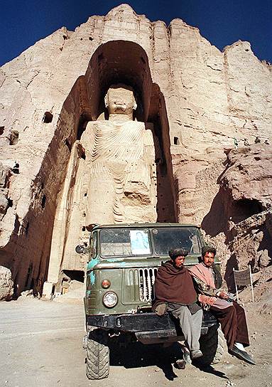 В феврале 2001 года лидер талибов (движение «Талибан» запрещено в РФ как террористическое) мулла Омар призвал уничтожать памятники доисламской культуры в Афганистане: «Бог един, а эти статуи поставлены для поклонения, что неверно. Они должны быть разрушены, чтобы не стать объектом культа». В марте того же года две гигантские статуи Будды в Бамианской долине были уничтожены. Действия талибов были раскритикованы не только ЮНЕСКО, но и рядом мусульманских стран