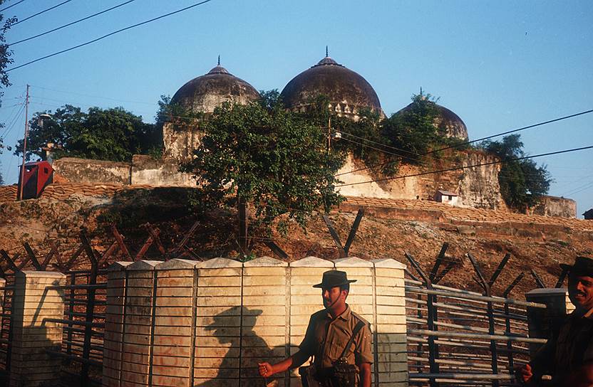 6 декабря 1992 года мечеть Бабри, возведенная в XVI веке по приказу первого могольского императора, была уничтожена 150-тысячной толпой индуистских националистов. По их мнению, мусульмане осквернили место, построив на развалинах индуистского храма мечеть. Сейчас на этом участке ведутся раскопки