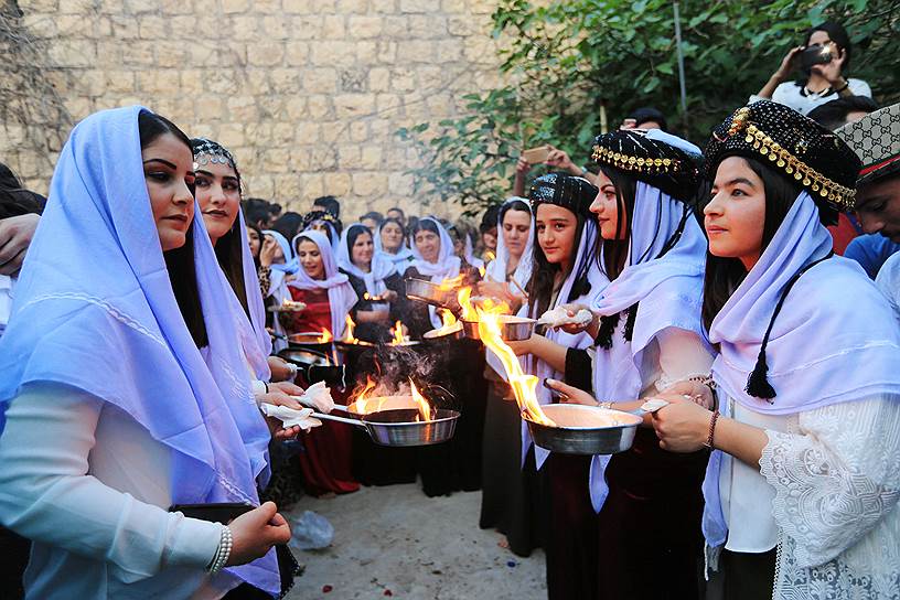 Шихан, Ирак. Иракские езиды зажигают свечи и парафиновые факелы во время церемонии празднования Нового года