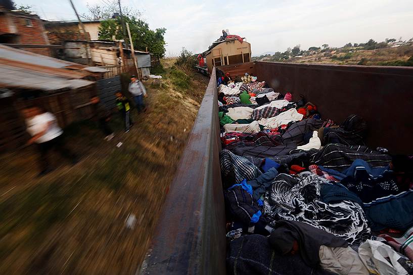 Мичоакан, Мексика. Мигранты в открытом вагоне грузового поезда