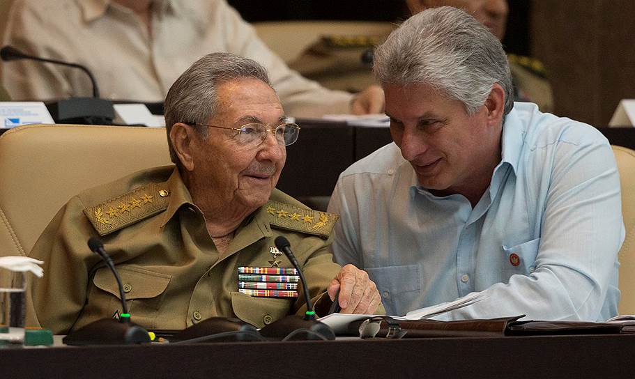 «Он глубоко порядочный человек, не выскочка, и вполне предсказуем в своих поступках. Он отличается высокой работоспособностью, самокритичен, и близок к народу»,— так характеризует своего преемника Рауль Кастро (на фото слева) 