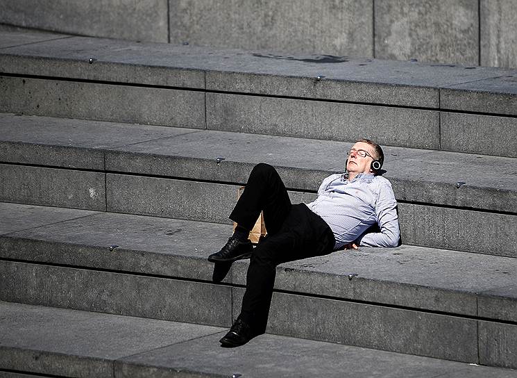 Лондон, Великобритания. Сотрудник одной из компаний финансового центра столицы отдыхает на лестнице 