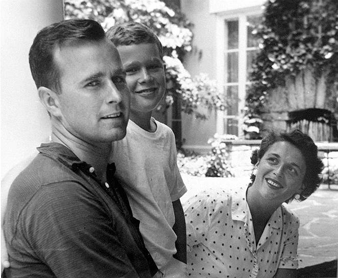 Джордж и Барбара Буш с сыном Джорджем в 1955 году