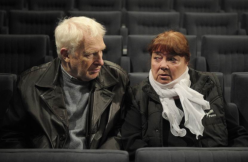 Актеры Виктор Тульчинский и Нина Дорошина во время сбора труппы театра «Современник» (2012)