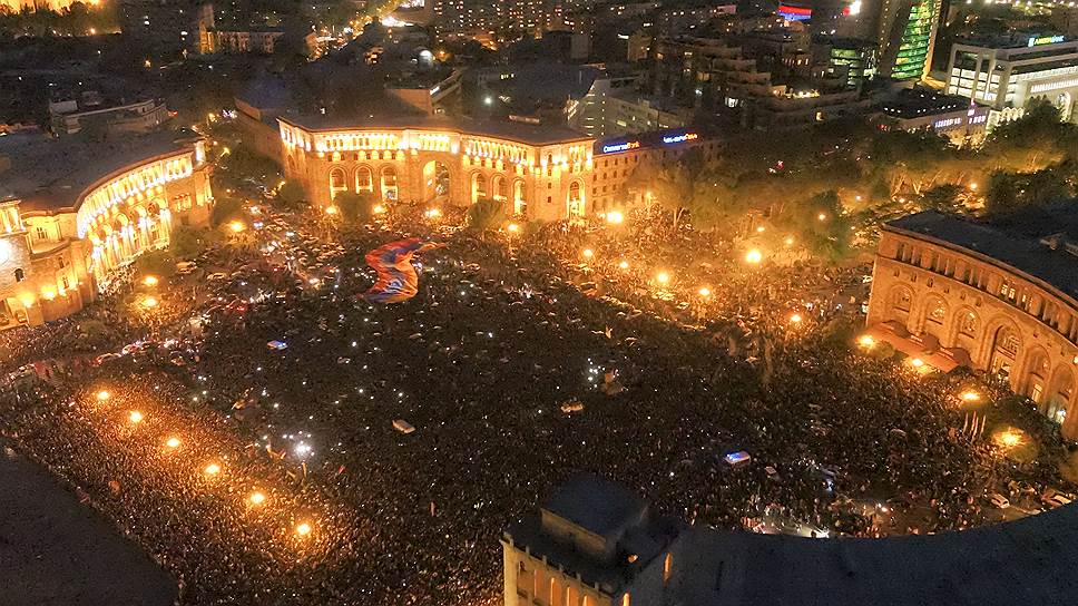 Армения протестует и празднует