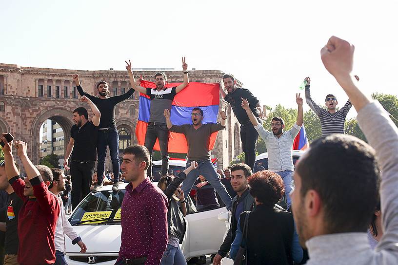 Демонстранты празднуют отставку Сержа Саргсяна на площади Республики в Ереване