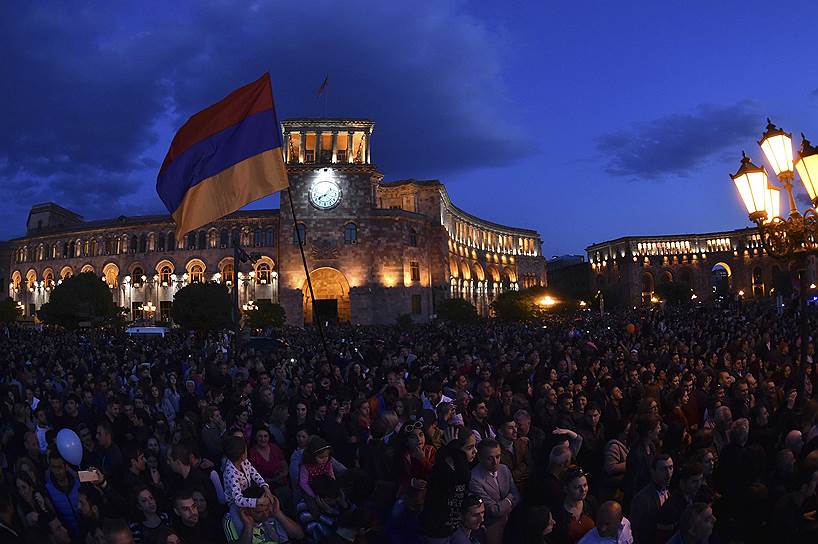 Демонстрация в центре Еревана после отставки премьера Сержа Саргсяна