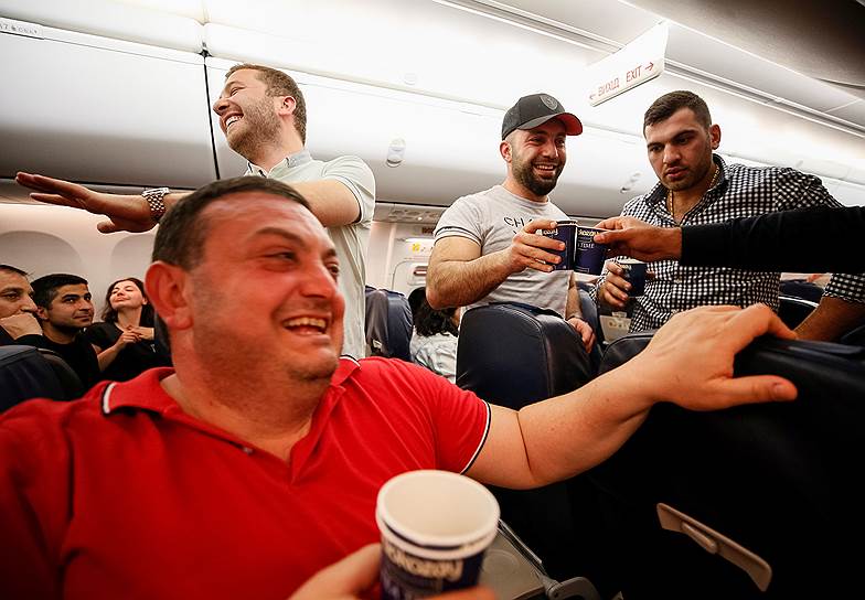 Армяне на авиарейсе Киев—Ереван отмечают успех антиправительственных демонстраций 