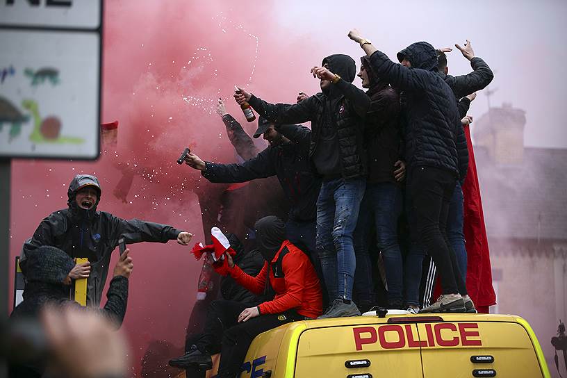 Ливерпуль, Великобритания. Футбольные фанаты стоят на крыше полицейской машины перед матчем 1/2 финала Лиги чемпионов между «Ромой» и «Ливерпулем»