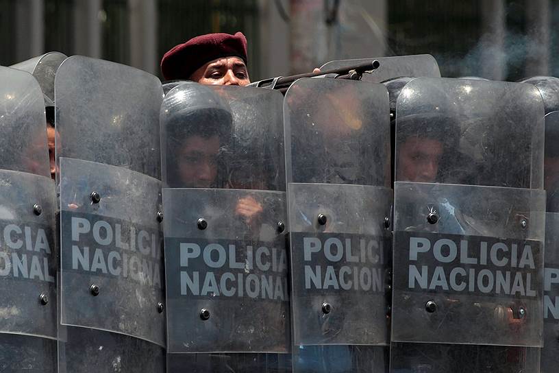 Полиция применяет резиновые пули против протестующих 