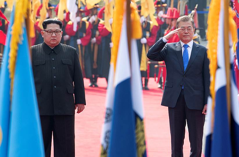 Лидер КНДР Ким Чен Ын (слева) и президент Южной Кореи Мун Джэ Ин
