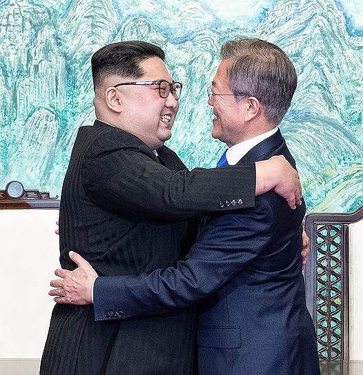 Лидер КНДР Ким Чен Ын (слева) в ходе встречи заявил, что «его переполняют эмоции», и выразил недоумение, «почему для этого потребовалось 11 лет»