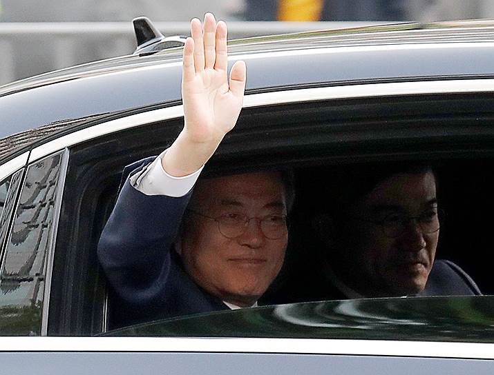 До этого последний раз главы КНДР и Южной Кореи встречались в октябре 2007 года&lt;br>На фото: президент Южной Кореи Мун Джэ Ин (слева) выезжает на саммит из Сеула