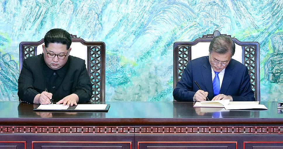 По итогам встречи Ким Чен Ына (слева) и Мун Чжэ Ина была подписана совместная декларация, зафиксировавшая стремление к полной денуклеаризации Корейского полуострова
