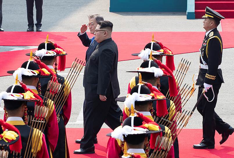 Для нынешнего президента Южной Кореи Мун Джэ Ина это уже второй Межкорейский саммит, к которому он имеет непосредственное отношение. Будучи 11 лет назад правой рукой президента Но Му Хёна, он возглавлял оргкомитет, отвечавший за подготовку встречи его начальника с отцом нынешнего лидера Ким Чен Иром