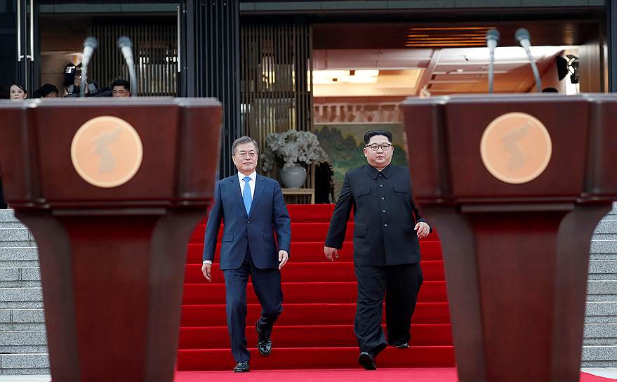 Лидер КНДР Ким Чен Ын (справа) и президент Южной Кореи Мун Джэ Ин