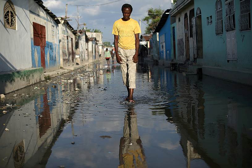 Сите-Солей, Гаити. Местный житель гуляет по затопленной улице