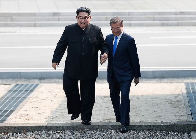 Панмунджом, демилитаризованная зона. Встреча президента Южной Кореи Мун Джэ Ина (справа) и лидера КНДР Ким Чен Ына 