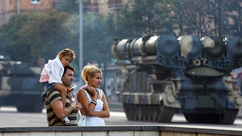 Треть россиян обсуждали с родственниками и друзьями вероятность войны с НАТО