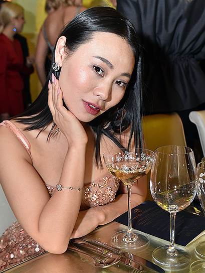 Китайская актриса и певица Ян Гэ на торжественном ужине от журнала InStyle в рамках 40-го Московского Международного кинофестиваля в ресторане Cristal Room Baccarat